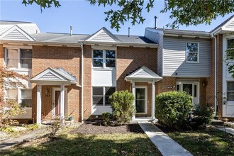 Building Photo - 250 Meadowview Dr