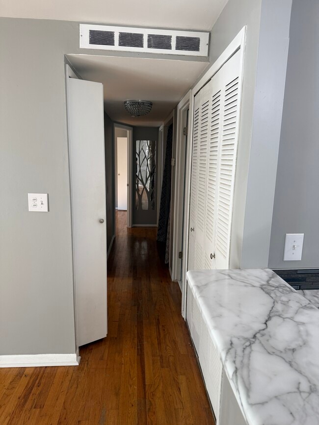 Building Photo - 2431 Shadowood Dr