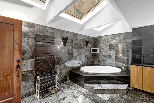 Building Photo - 407 Marlborough St