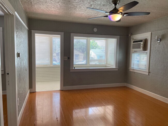 Building Photo - Gorgeous 2 Bedroom Home! Convenient Location!