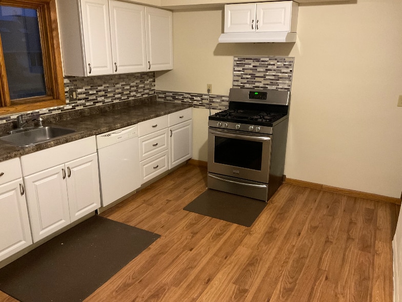 Primary Photo - 538 Van Buren Ave