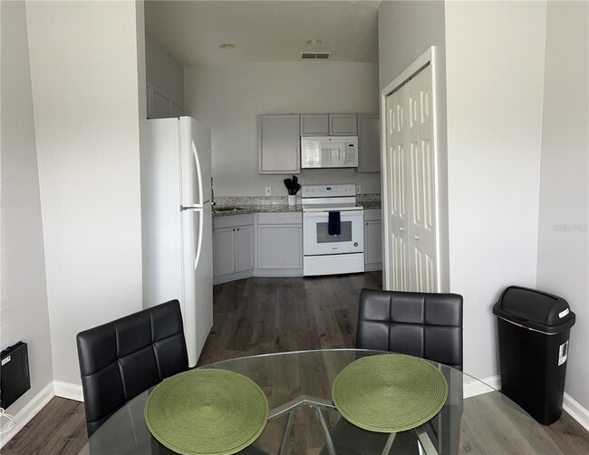 Building Photo - 8121 Fan Palm Way