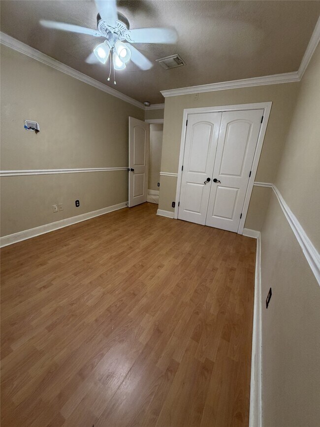 Building Photo - 7811 Fall Glen Dr