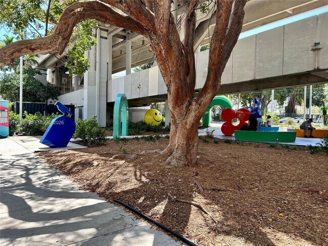 Building Photo - 999 SW 1st Ave