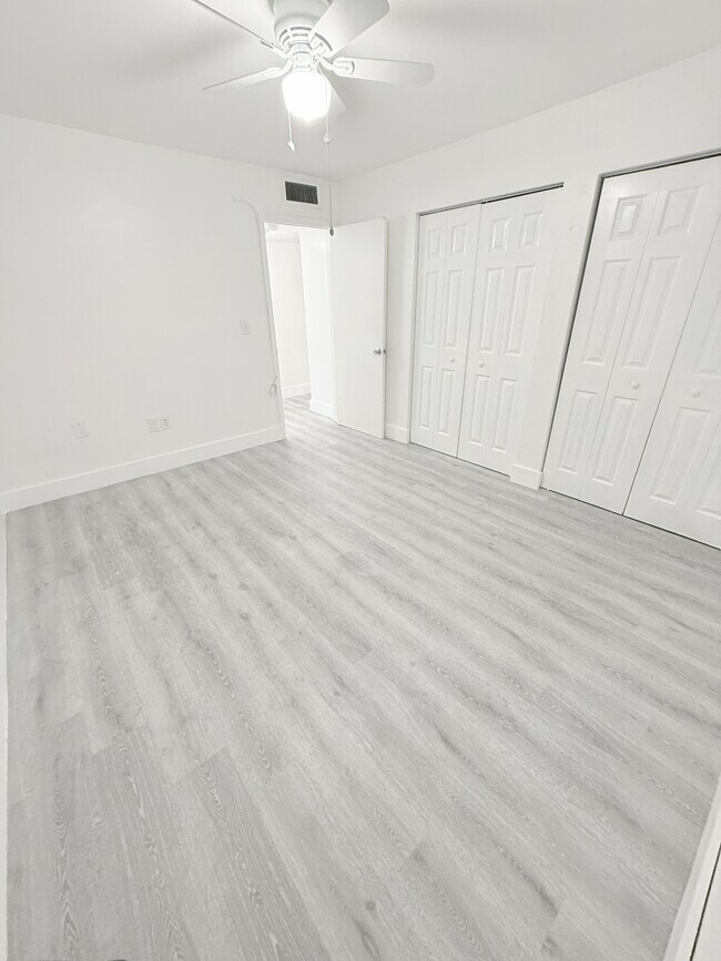 Building Photo - 145 SW 30th Ct