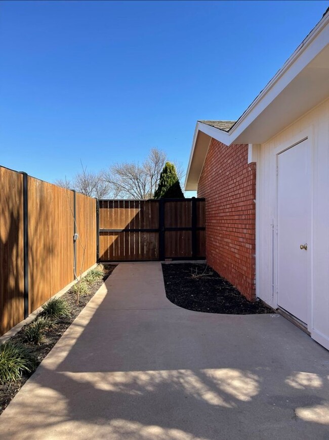 Building Photo - Beautiful 3 bedroom 2 bath home close to S...
