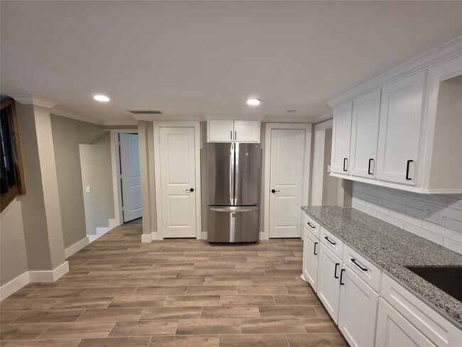 Building Photo - 10731 Hillside Dr