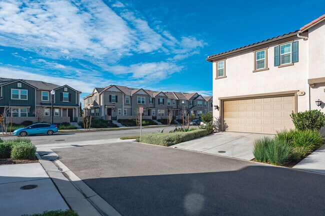 Building Photo - Fully Furnished with appliances Ontario Townhouse