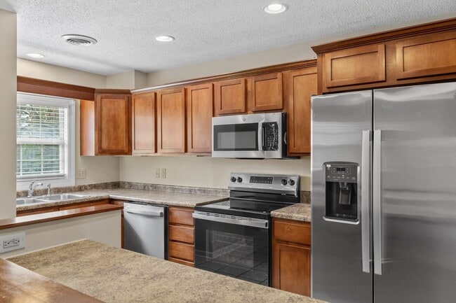 Building Photo - Modern Comfort in the Heart of West Knoxville