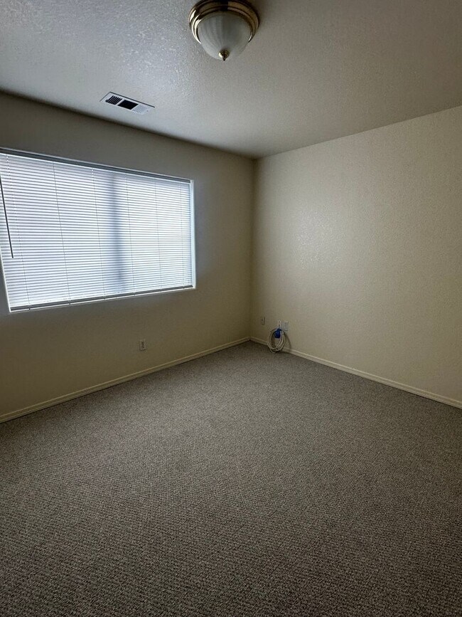 Building Photo - Newer Shandon Home