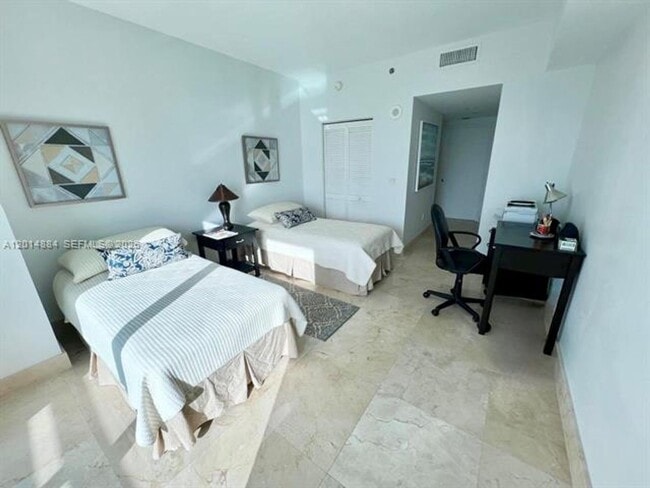 Building Photo - 950 Brickell Bay Dr