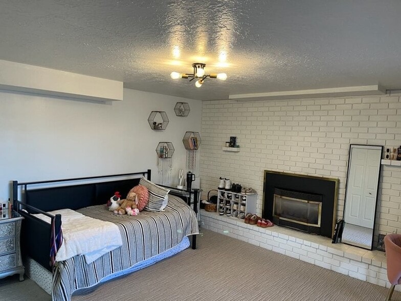 Building Photo - 5720 Oakwood Dr