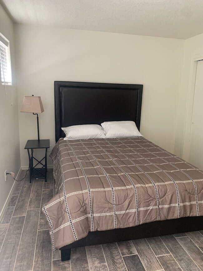 Building Photo - 2315 N Juniper Ln