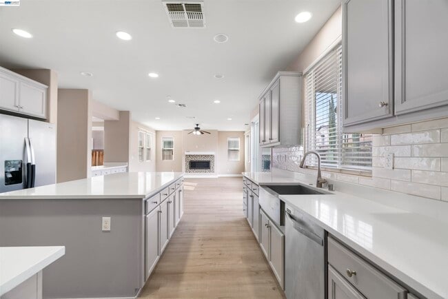 Building Photo - 967 Dainty Ave