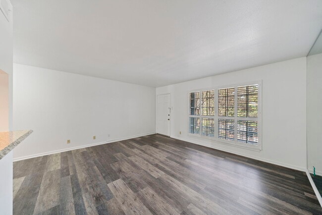 Building Photo - Chic 1-Bed Oasis with Pool & Walk-In Closets in Central San Antonio – $975/mo