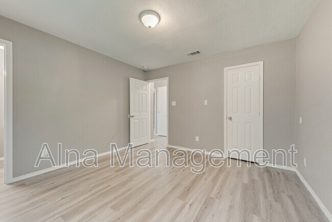 Building Photo - 1406 Willowbrook St