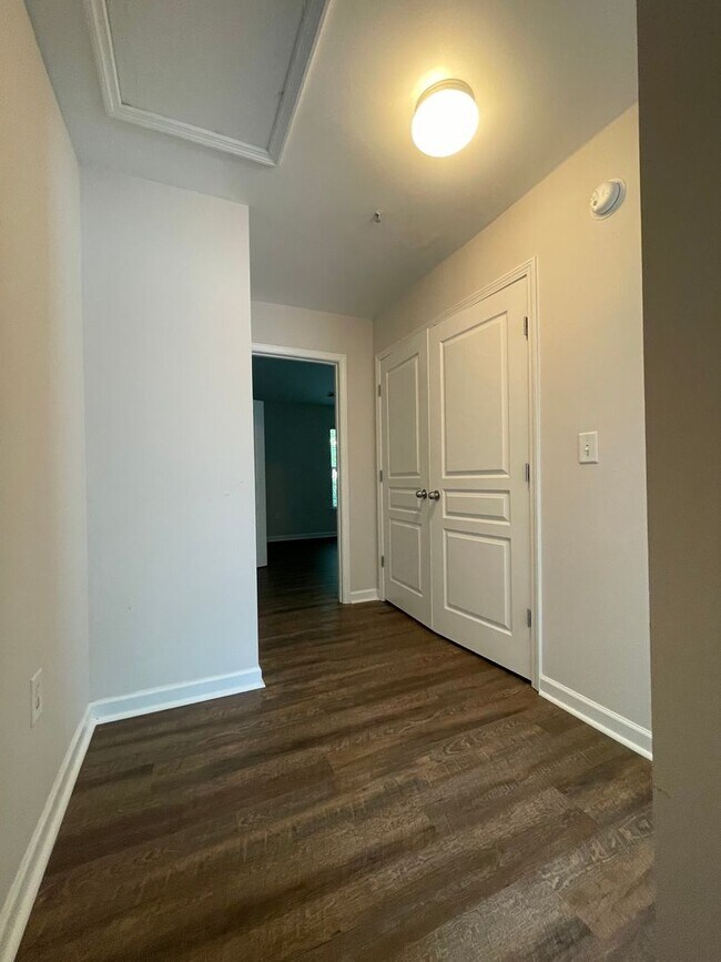 Building Photo - Three Bedroom Townhouse Available!