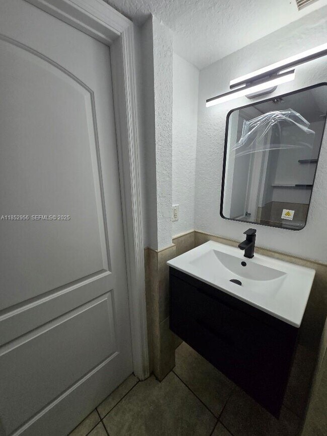 Building Photo - 1701 N Treasure Dr