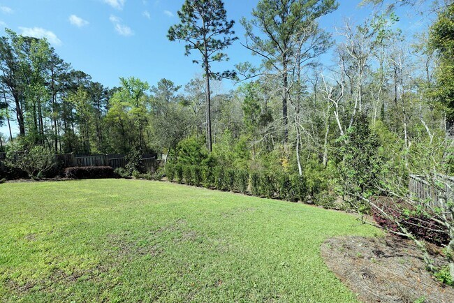 Building Photo - Central Freeport Location with Community Pool