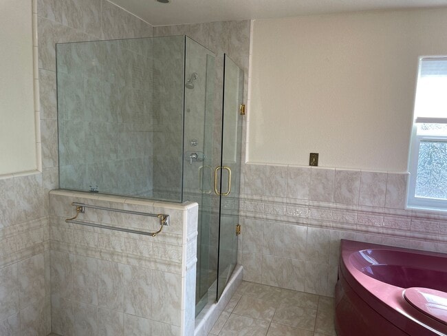 Building Photo - Large Foothills Home