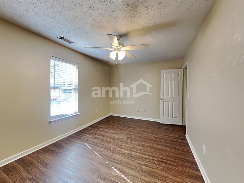 Building Photo - 322 Hillcrest Ln