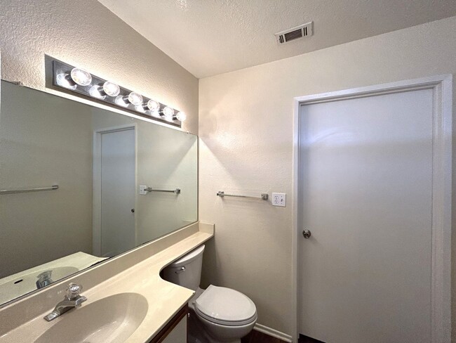 Building Photo - AVAILABLE NOW!! 2 Bed/2 Bath Apartment in ...