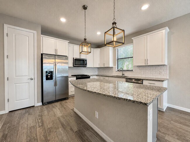 Building Photo - 348 SE Courances Dr