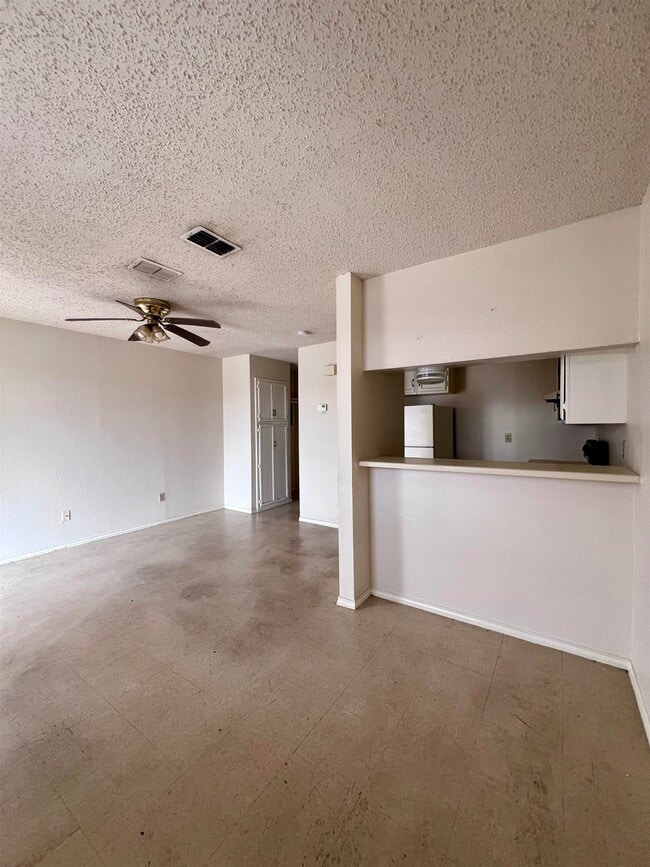 Building Photo - 216 E Cherry Ln