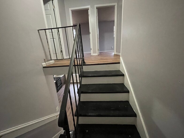 Building Photo - 728 Sylvan Dr