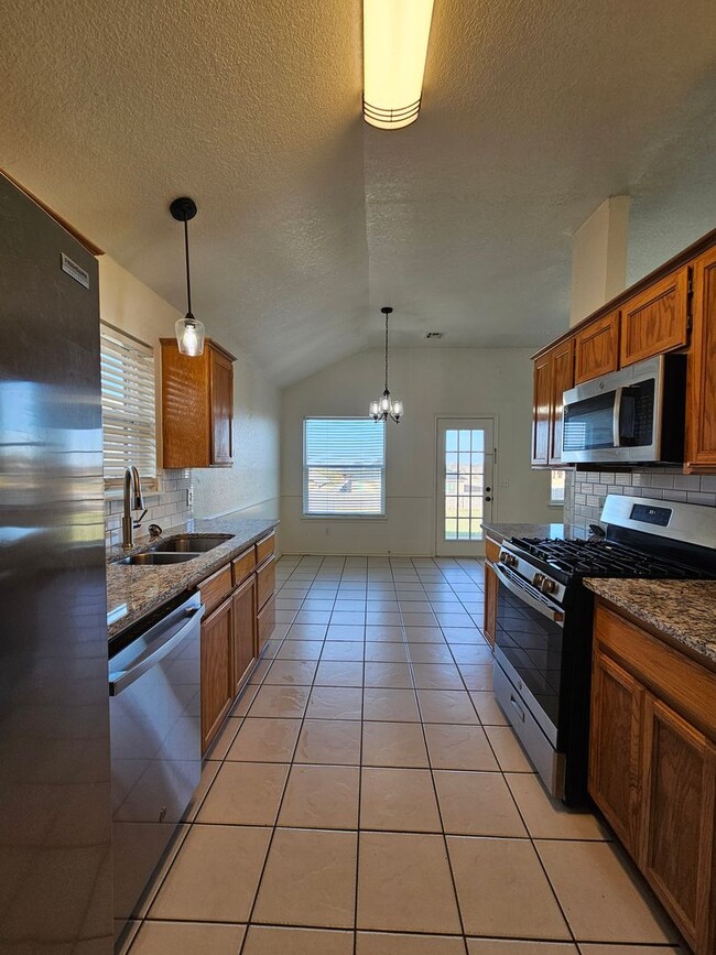 Building Photo - (3) Bed/(2) Bath East Norman Avail NOW!