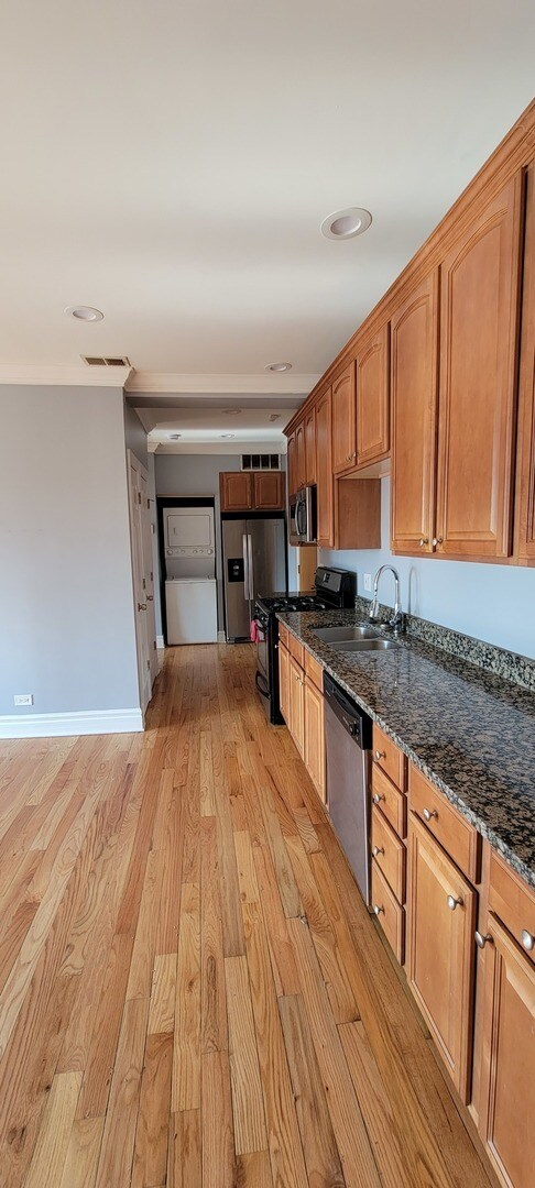 Building Photo - 917 E 78th St