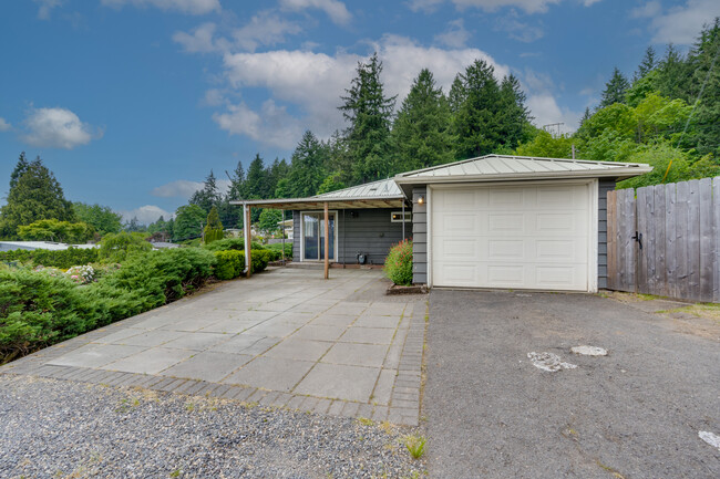 Entry to the garage and sliding door - 211 Farview Drive