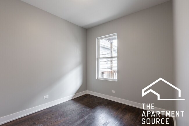 Building Photo - 3135 N Oakley Ave