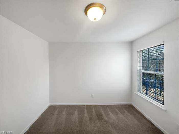 Building Photo - 2102 Longburn Dr