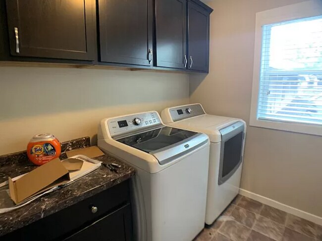 Building Photo - Available Aug 28th 2026 6 bed 3 bath for rent in popular Southeast Minneapolis neighborhood!