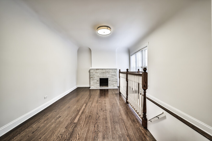 Building Photo - 734 W Waveland Ave