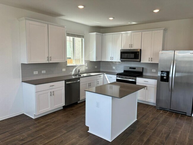 Building Photo - 108 Bennington Dr