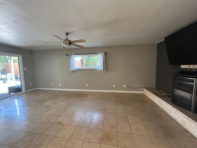 Building Photo - 3 Bed, 1 Bath in Clairemont with a Pool!
