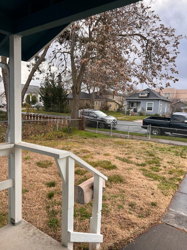 Building Photo - Single Family 2 Bedroom 1 Bath Home on Large Fenced Lot