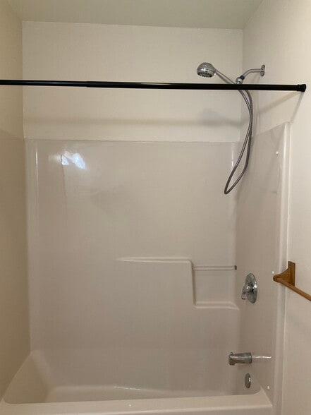 Shower/tub with handheld shower option - 10 Hillsboro Dr