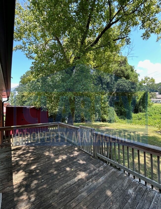 Building Photo - Centrally located 2 bed, two bathroom home!