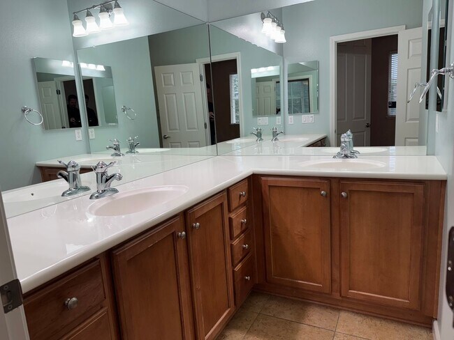 Building Photo - Corner lot Roseville property!