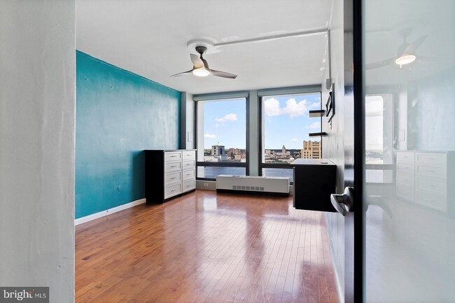 Building Photo - 200 Locust St