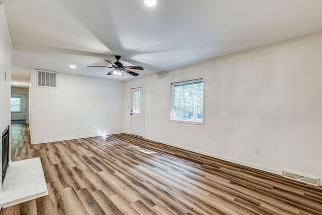 Building Photo - Private Home on Spacious Lot in Browns Sum...