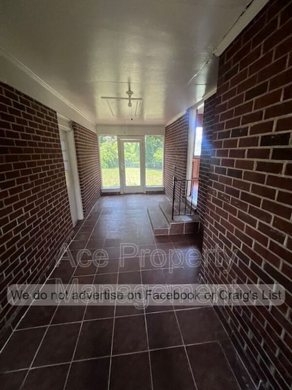 Building Photo - 255 Greenbriar Dr