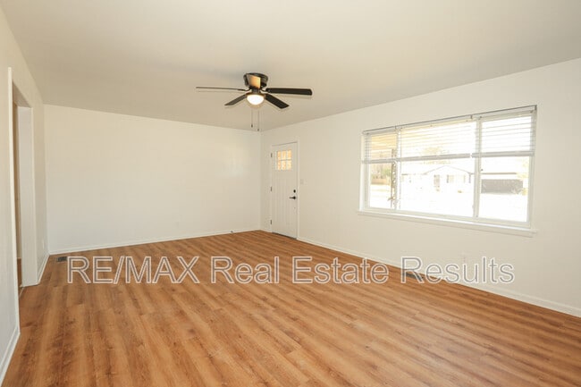 Building Photo - 2842 N Loxley Ave