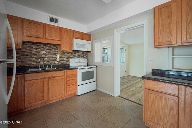 Building Photo - 1504 W 13th St