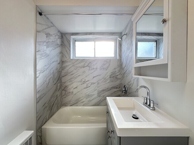 Building Photo - 6707 N California Ave