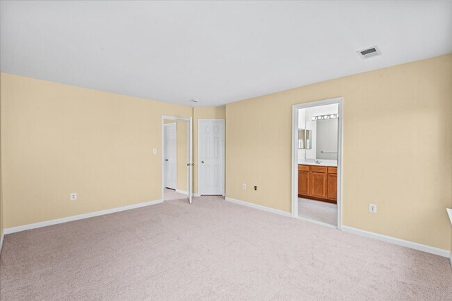 Building Photo - Modern Comfort Meets Convenience, Close to...