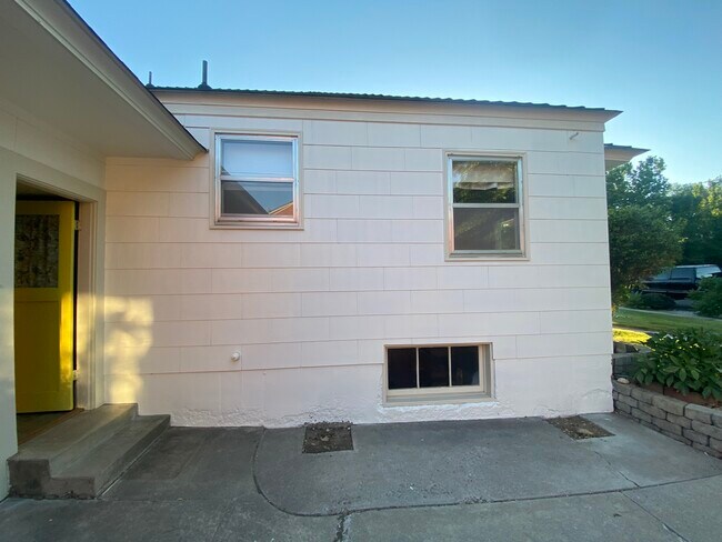 Building Photo - 324 Caliente St
